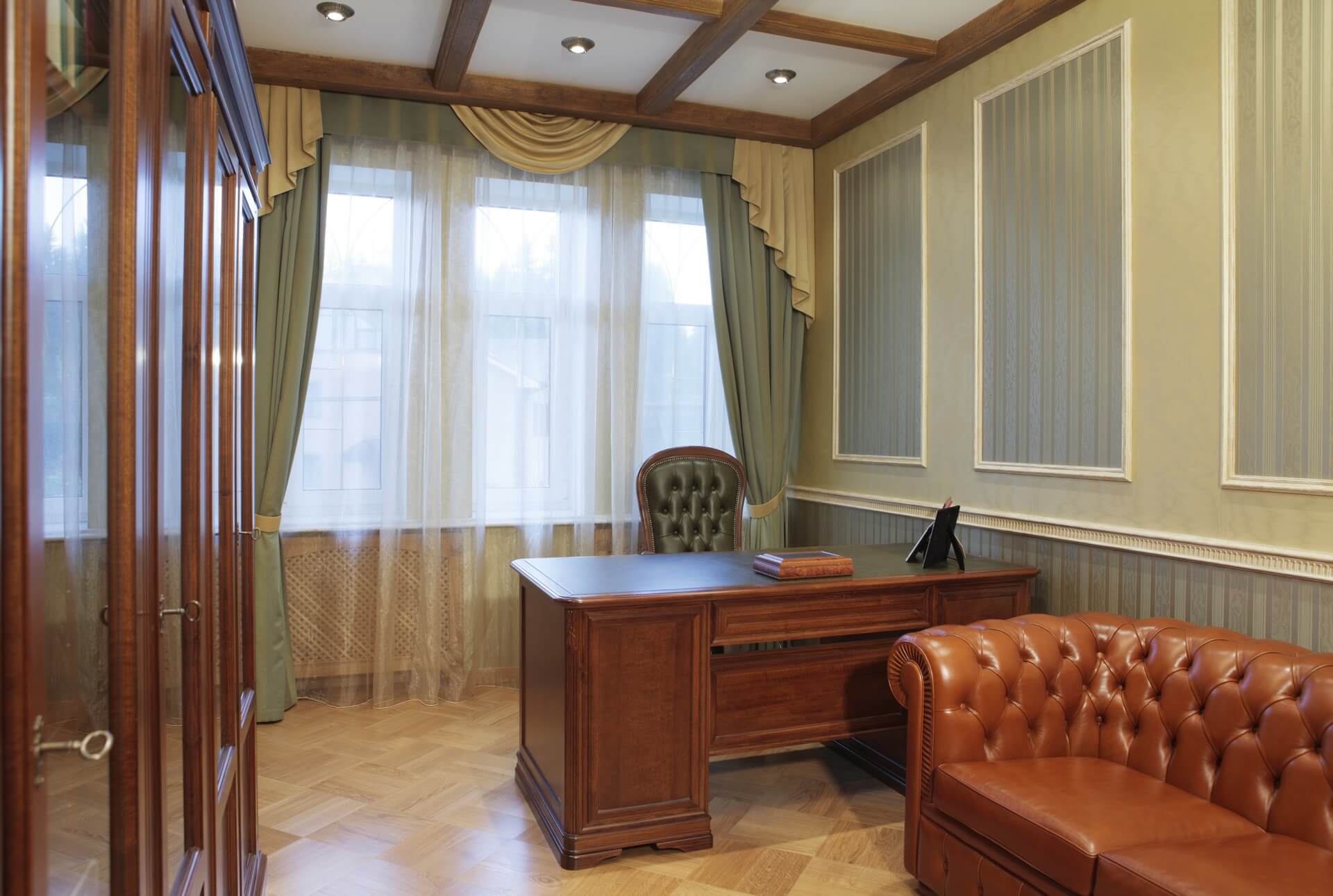 Шторы с ламбрекеном в кабинет стиля классика в едином стиле со стеновыми панелями