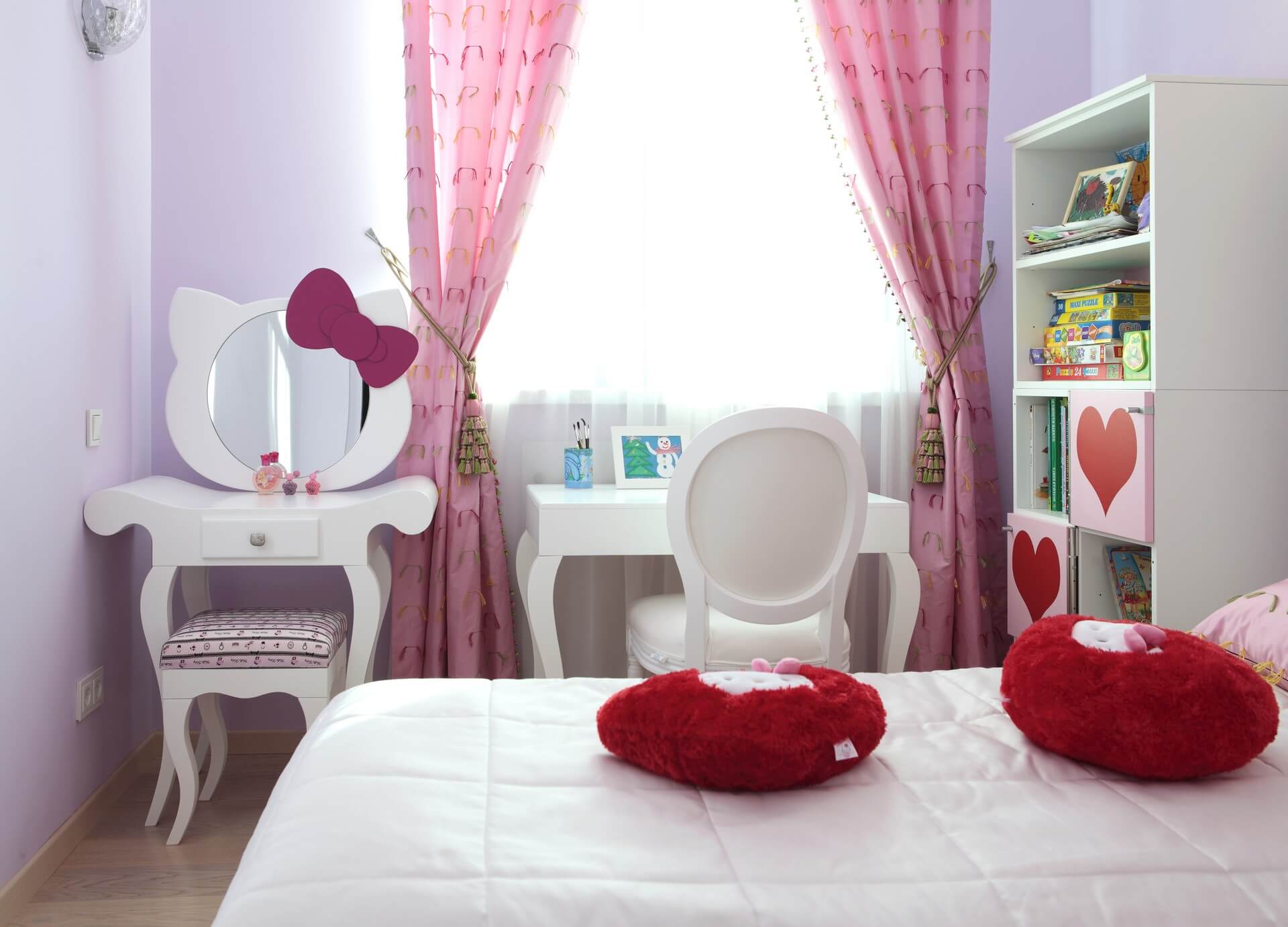 Розовые прямые шторы в детскую комнату с золотым декором