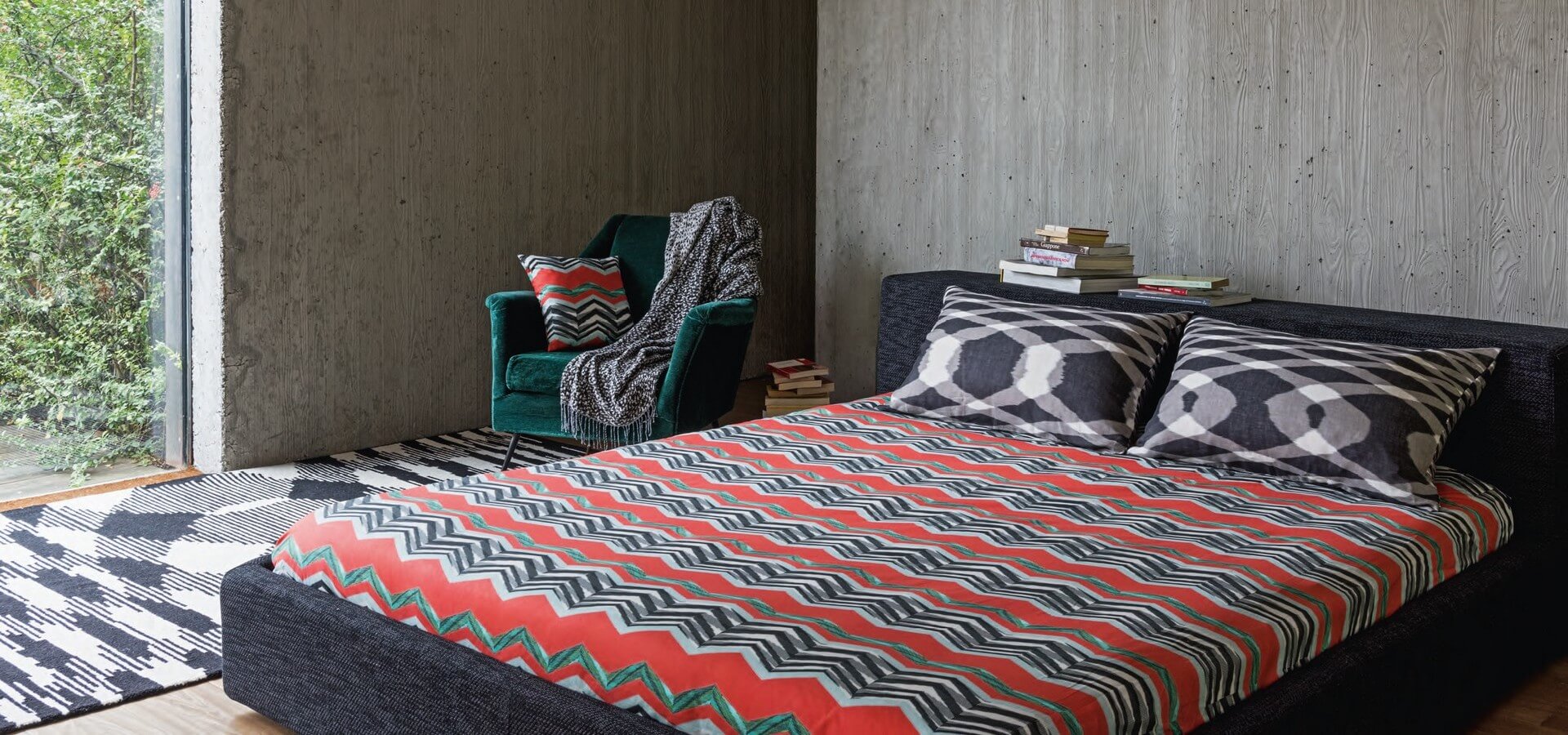 Кровать с текстилем Missoni красно-черная