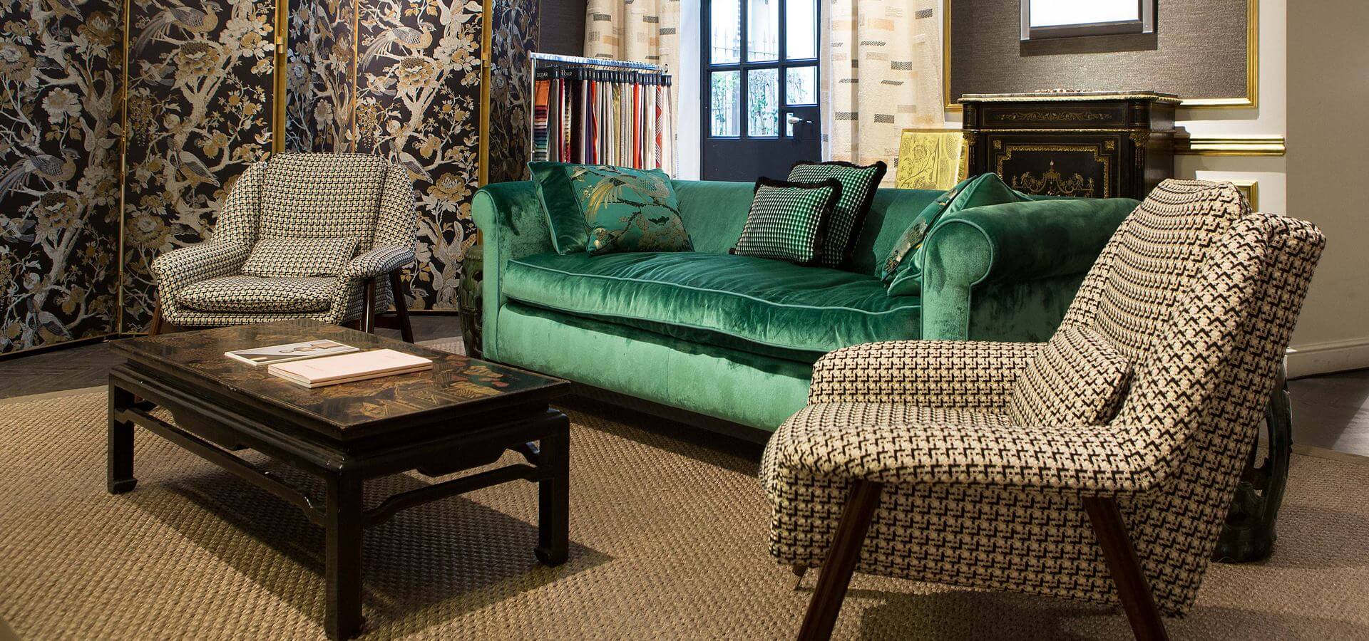 Зеленый бархатный классический диван с креслами в интерьере