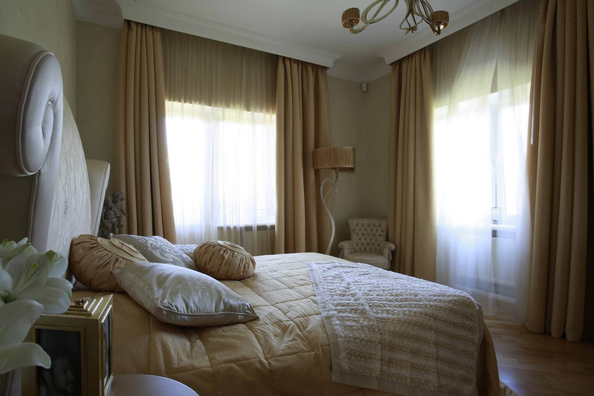 Песочные льняные шторы с тюлем в спальне