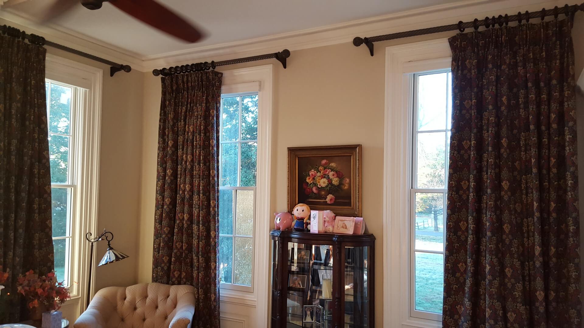 Классические коричневые шторы блэкаут с цветочным орнаментом
