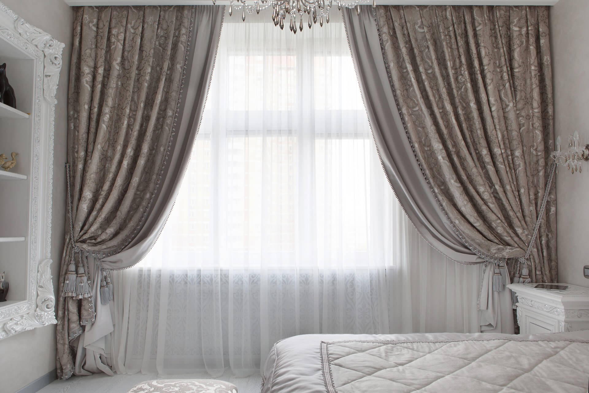 светонепроницаемые шторы с подхватами и кистями для классической спальни
