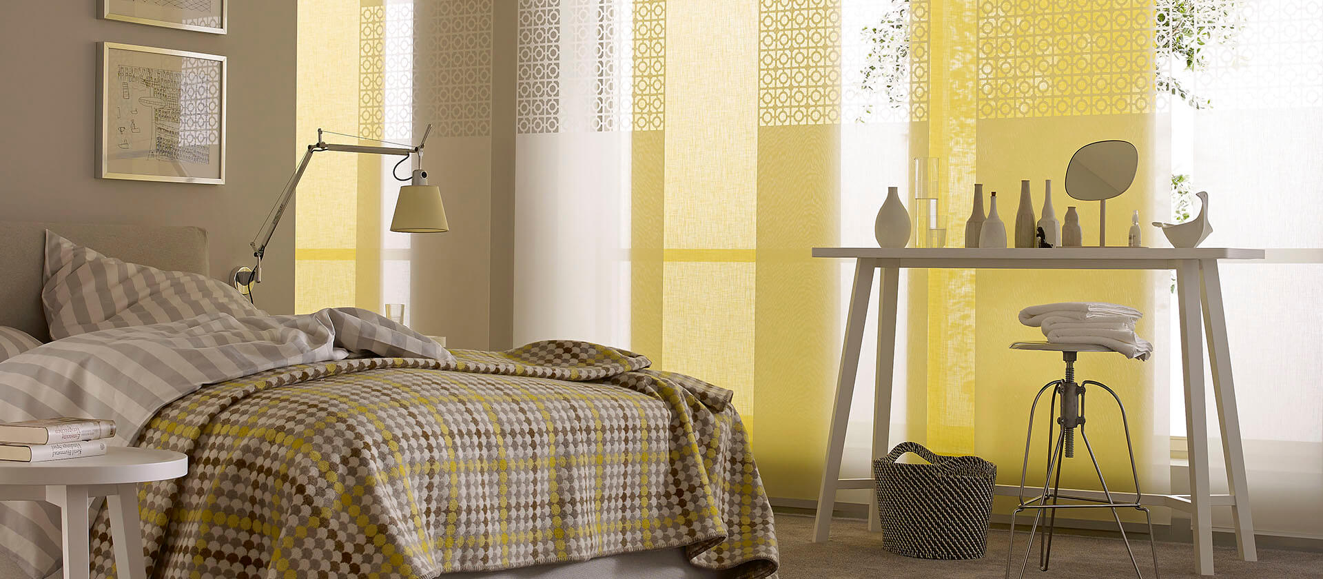 Желтые японские шторы для спальни