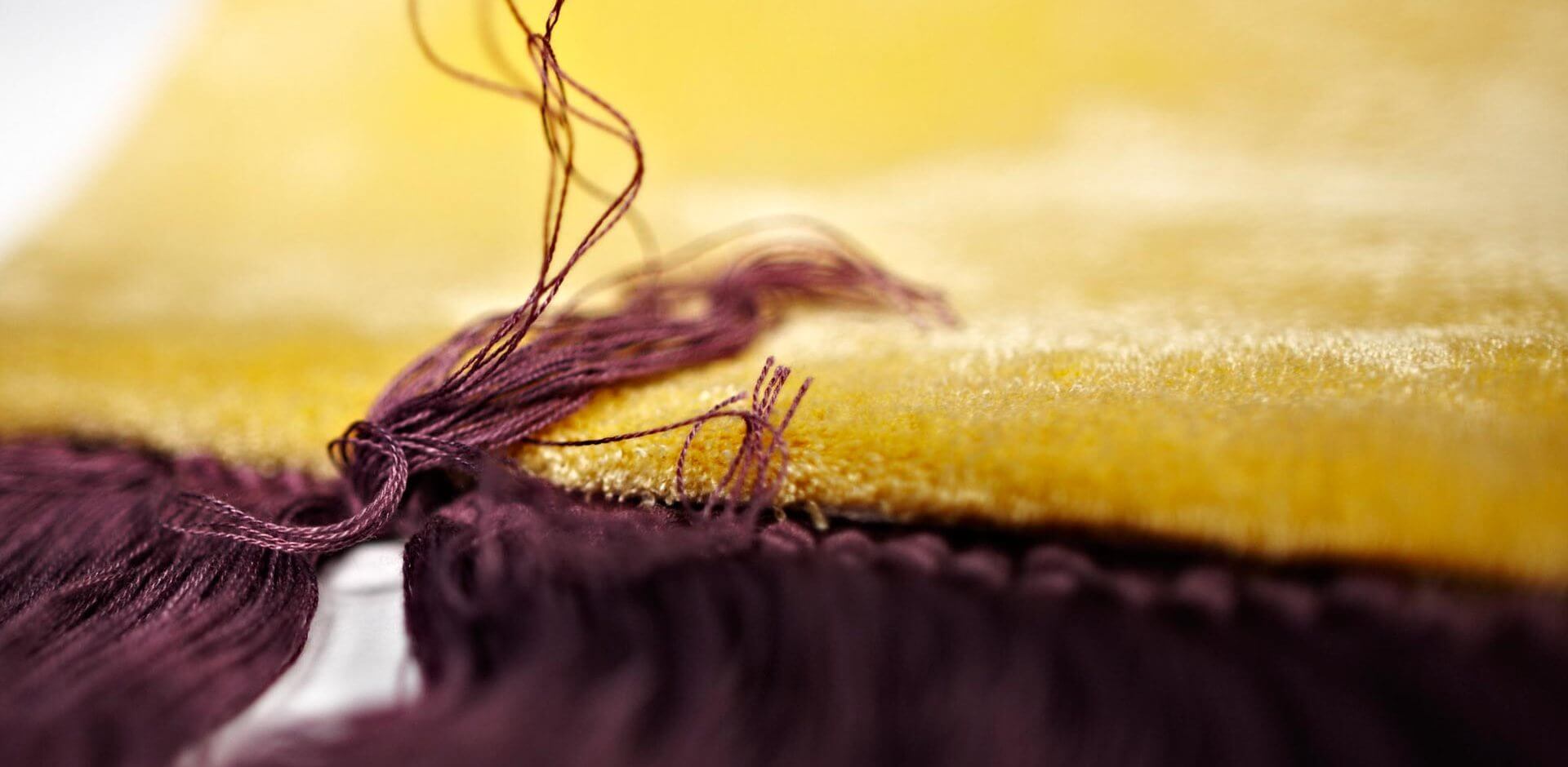Желтый ковер Oliver Treutlein фиолетовая бахрома