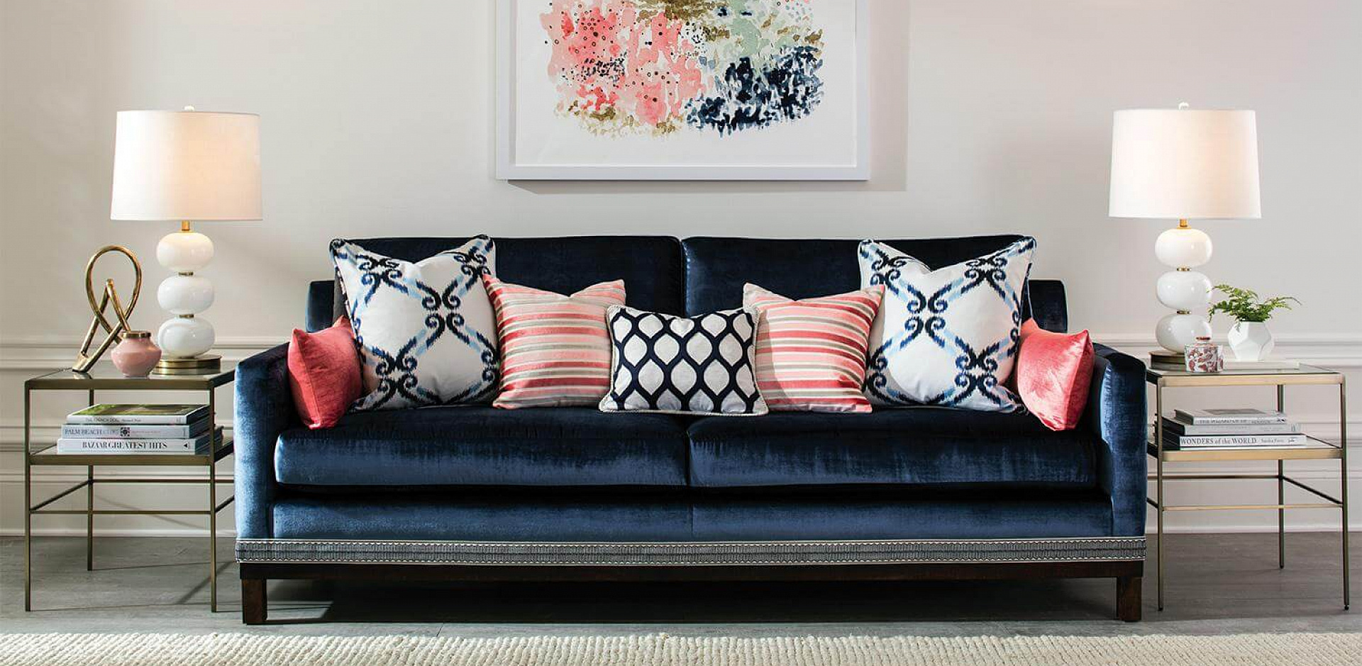Синий бархатный диван с декоративными подушками