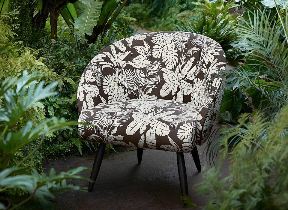 Кресло в обивке из жаккардовой ткани с тропическими пальмами