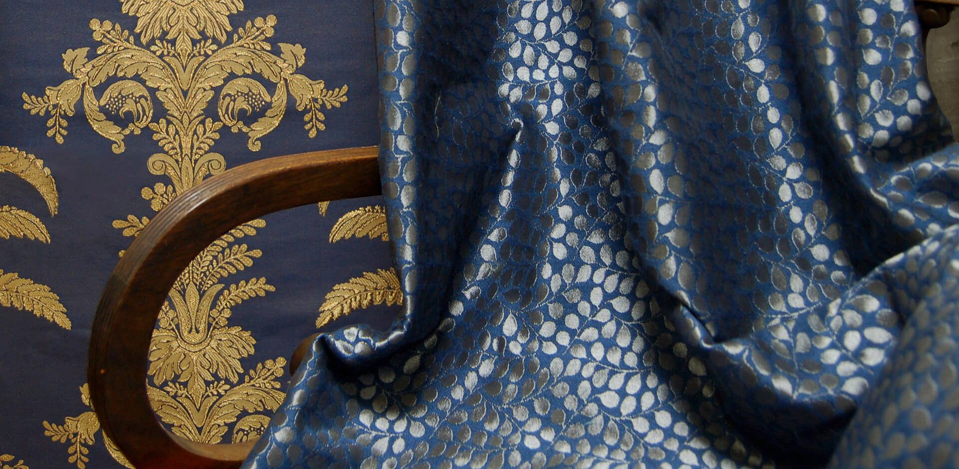 Блестящая синяя ткань Henry Bertrand с листиками